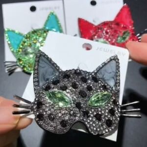 Medium Size Chic Cat Face Brooch with Sparkling Stones